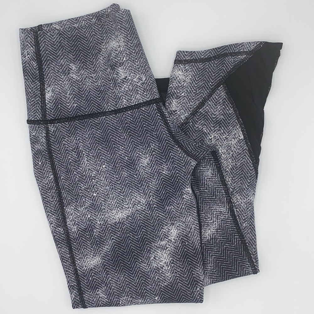 Lululemon Essential Rhythm Crop Legging Diffusion - Picture 2 of 11